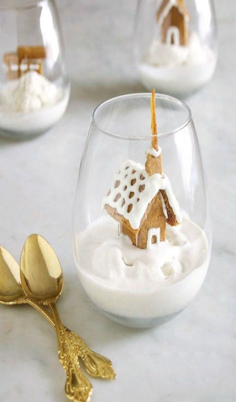 Snow Globe à la Mode Gingerbread House Jul Kaka, Christmas Desserts Easy, Winter Desserts, Vanilla Bean Ice Cream, Xmas Food, Gingerbread Houses, Christmas Cooking, Christmas Goodies, Christmas Gingerbread