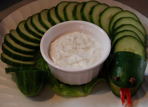 Awesome healthy snack idea for a reptile birthday party! Jungle Party Food, Jungle Book Party, Gruffalo Party, Wild Kratts Party, Snake Birthday, Snake Party, Zoo Birthday Party, Reptile Party, Jungle Theme Parties