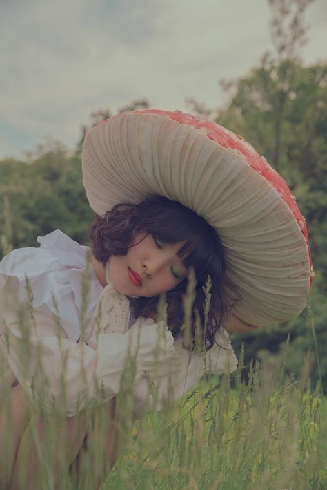 Mushroom Hat Photoshoot, Mushroom Hat Tutorial, Mushroom Photoshoot, Mushroom Costumes, Mushroom Faerie, Mushroom Sprite, Cottage Core Photoshoot, Mushroom Outfit, Mushroom People