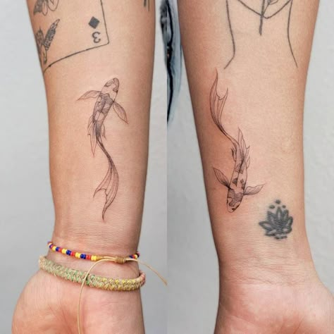 Two opposite fish tattooed on the wrist. Opposites Art, Koi Fish Tattoo Forearm, Coy Fish Tattoos, Koi Fish Tattoos, Pisces Tattoo Designs, Maching Tattoos, Small Back Tattoos, Koi Tattoo Design, Matching Sister Tattoos