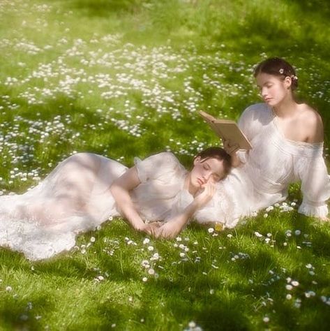 Wlw Cottagecore, Ethereal Aesthetic, Cottagecore Aesthetic, + Core + Aesthetic, White Dresses, 인물 사진, The Grass, Nature Aesthetic, Hopeless Romantic