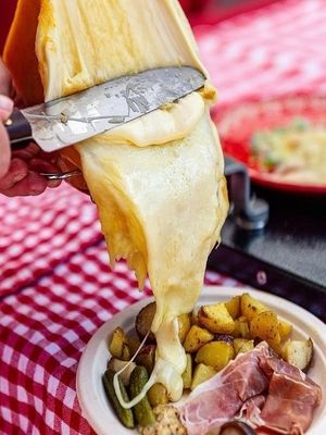 French Raclette, Raclette Ideas, Swiss Raclette, Cheese Raclette, Raclette Recipes, Raclette Cheese, Melting Cheese, Cheese Wheel, Kinds Of Cheese