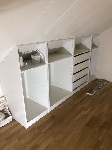 Bygga garderob under snedtak | Sida 2 | Byggahus.se Loft Closet, Small Attic Room, Attic Bedroom Storage, Basement Ideas Cozy, Window Mudroom, Bedroom Built In Wardrobe, Bench Dimensions, Attic Bedroom Designs, Attic Closet