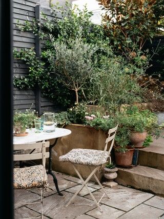 A Victorian terrace in London with the layered, comfortable feel of a country house | House & Garden Decking Patio, Victorian Dressers, Small City Garden, Patio Plans, Terrace Ideas, Brick Paving, London Garden, London House, Victorian Terrace