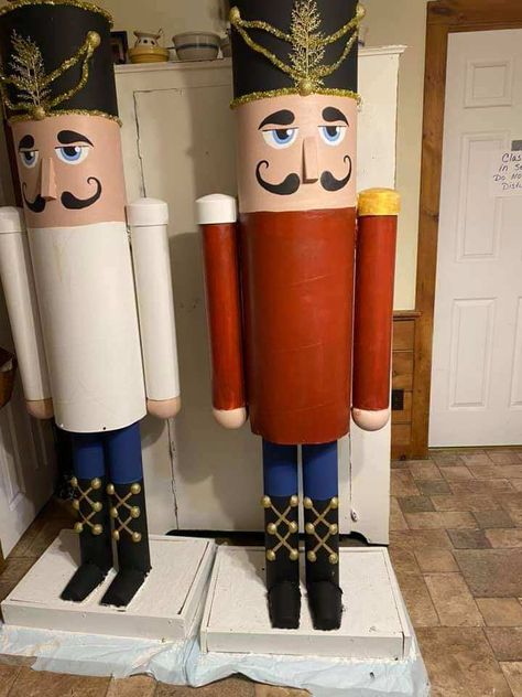 DIY fan makes giant Christmas Nutcracker out of old bits of cardboard and people can’t believe how good it looks – The Sun Diy Nutcracker, Affordable Christmas Decorations, Grinch Decorations, Nutcracker Christmas Decorations, Nutcracker Soldier, Christmas Tablescape, Diy Fan, Christmas Scents, Christmas Yard