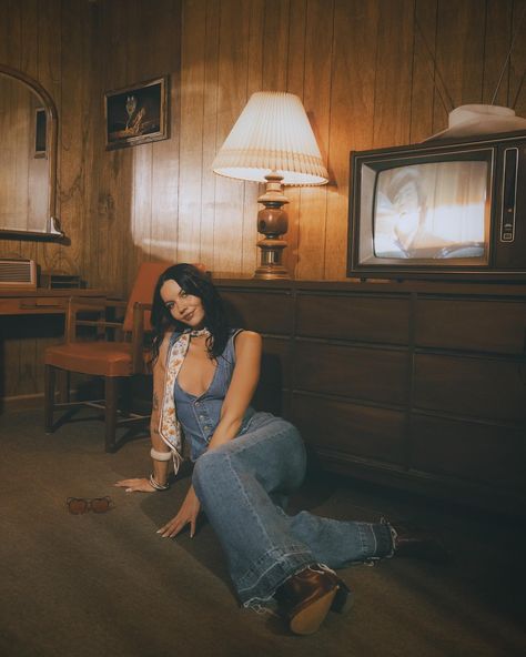 All the vintage vibes with @jordanallexi @nashvillecreativesclub ✨🤠 Vintage Motel Photoshoot, Retro Aesthetic Photoshoot, Clothesline Photoshoot, Motel Photoshoot, Motel Aesthetic, Retro Photoshoot, Retro Motel, Vintage Motel, Vintage Photoshoot