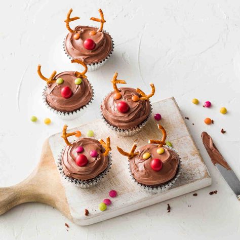 Jolly Rudolf Cupcakes Choc Cupcakes, Christmas Baking Recipes, How To Make Frosting, Cupcakes Recipe, Buying Groceries, Christmas Cooking, Biscuit Recipe, Muffin Pan, Cupcakes Decoration