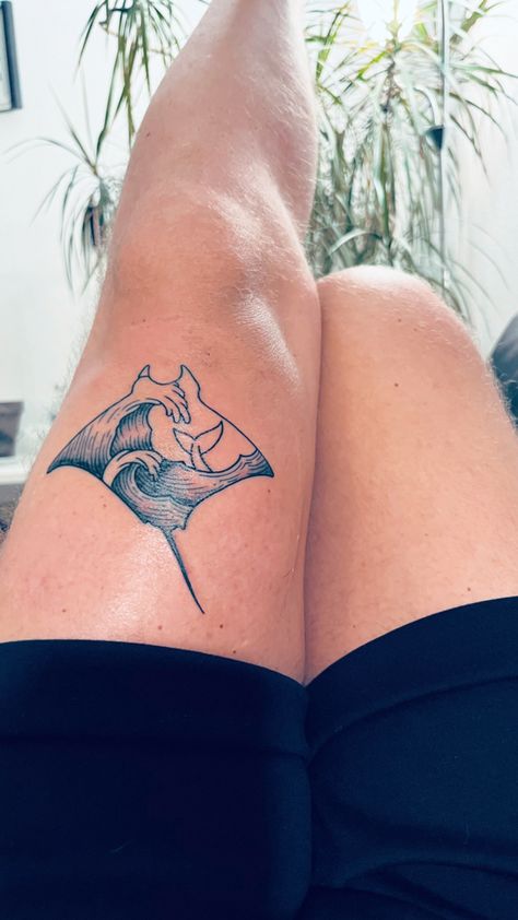 Thigh Sea Tattoos Women, Cute Sea Life Tattoos, Ocean Calf Tattoos For Women, Ocean Tattoos Spine, Turtle And Shark Tattoo, Leg Tattoos Animals, Stingray Nail Art, Ocean Leg Tattoos For Women, Thigh Tattoos Women Ocean