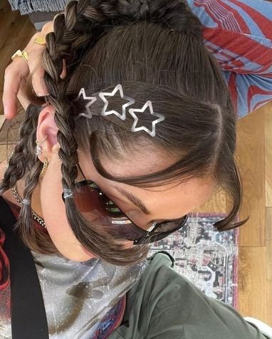 Y2K Star Silver Hair Clips!!! Y2k Hair, Y2k Hairstyles, Clip Hairstyles, Peinados Fáciles Para Cabello Corto, Star Hair, Metal Hair Clips, Hairstyle Inspo, בר מצווה, Metallic Hair