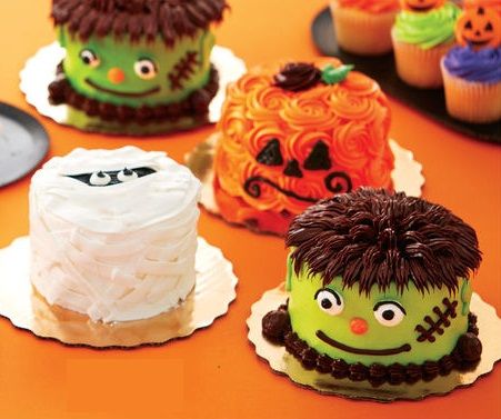 Photo Inspiration for Halloween Cake Decorating ~ Love the Frankenstein Monster Cake! {Photo by Publix} Halloween Cake Decorating Ideas Simple, Small Halloween Cakes Ideas, Halloween Cake Design Ideas, Halloween Themed Cakes Easy, Small Halloween Cake, Mini Cakes Halloween, Halloween Cake Decorations, Mummy Cake, Halloween Mini Cakes Ideas