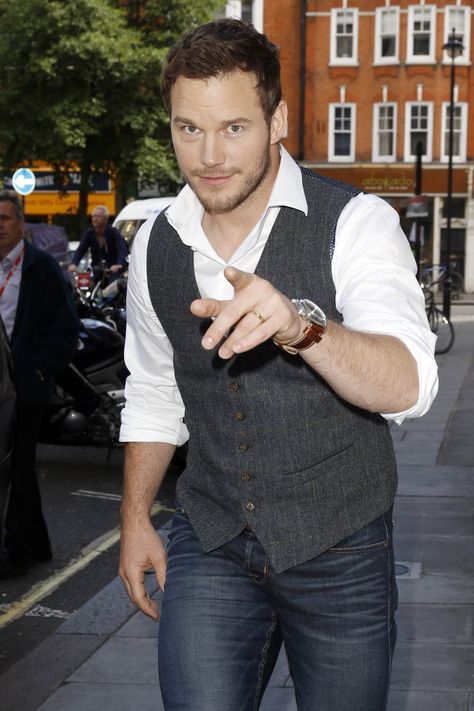 Men Pictures, Actor Chris Pratt, Hunks Men, Coat For Men, Celeb Crush, Formal Mens Fashion, Face Yoga, Chris Pratt, Star Lord