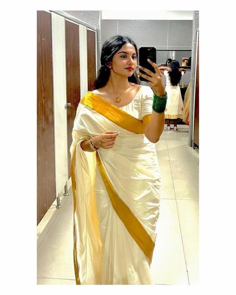 Pongal Dress For Women, Kerala Outfits Women, Tamil Girls Saree Look, South Indian White Saree Look, Kerala Saree Styling, Onam Saree Looks, Traditional South Indian Look, Saree Mirror Selfie Poses, Kerala Style Saree