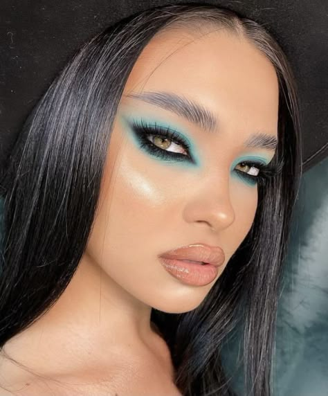 Jean Outfits Night Out, Neon Blue Makeup Looks, Summer Kissed Makeup, Unusual Eye Makeup, Dramatic Eyeliner Looks, High Fashion Makeup Looks, Fierce Eye Makeup, Teal Makeup Looks, Art Makeup Looks