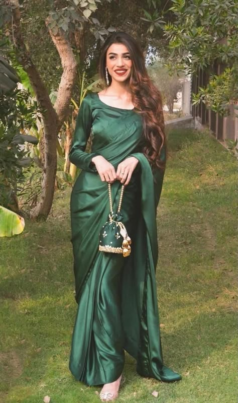 Sari Simple Sari Design, Farewell Outfits, Classy Saree Look, Farewell Saree, Green Sari, Velvet Saree, Sarees For Girls, Saree Wearing Styles, Simple Saree Designs