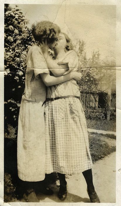 Couples Vintage, Vintage Lesbian, Woman Loving Woman, Vintage Couples, Interesting History, Photo Vintage, Southern Belle, Photos Of Women, Gay Love