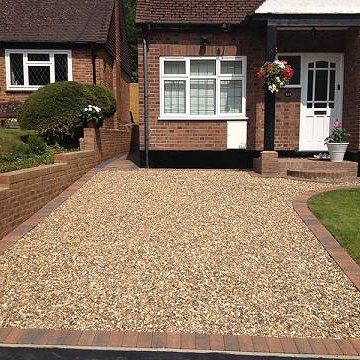 Gravel Driveway Extension Ideas, Gravel Driveway Edging, Gravel Driveway Landscaping, Pebble Driveway, Front Driveway Ideas, Shingle Driveway, Front Garden Ideas Driveway, Garden Ideas Driveway, Modern Driveway