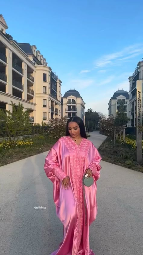 Senegalese Women Dresses, Bazin Dresses Styles, Gambian Clothes, African Muslim Fashion, Senegalese Dresses, Eid Outfits African, Senegalese Clothing, Eid Fits, Bazin Styles