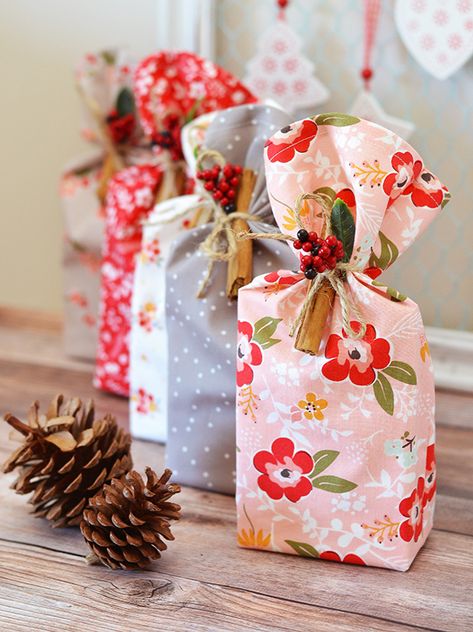 Down Grapevine Lane: 5-Minute-Pouch Tutorial + Amaretti Recipe Holiday Hand Towels, Sewing Christmas Gifts, Amaretti Cookies, French Macaroons, Gift Bags Diy, Cookie Gift, Holiday Gift Bag, Diy Holiday Gifts, Diy And Crafts Sewing