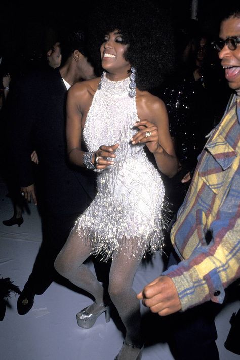 Naomi Campbell 1970s Dresses Disco, Disco 70s Party Outfit, Black Disco Outfit, Vintage Disco Outfits, 70s Night Outfit, 70s Disco Aesthetic, Celebrity Party Outfits, 70s Disco Fashion, Studio 54 Fashion