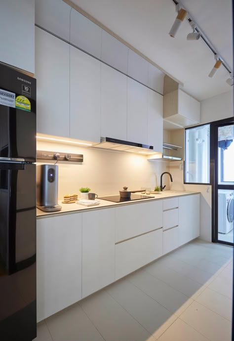 Check out this Scandinavian-style HDB Kitchen and other similar styles on Qanvast. Minimalist Cabinets Kitchen, Hdb Kitchen Cabinet, Hdb Kitchen Design Singapore, Hdb Kitchen Design, Kitchen Hdb, Kitchen Ideas Hdb, Bto Kitchen, Modern Scandi Kitchen, Contemporary Scandinavian Interior