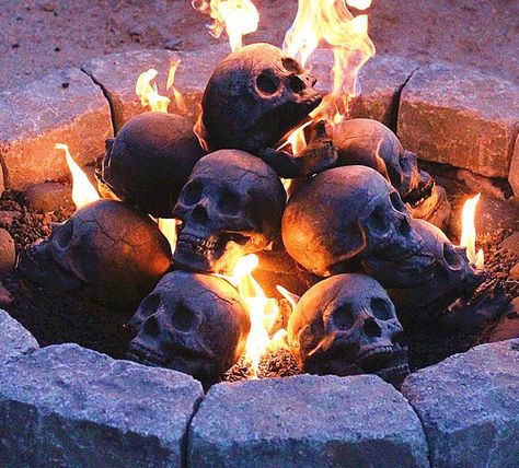 Strašidelný Halloween, Dekorasi Halloween, Skull Fire, Casa Halloween, Halloween Fest, Diy Halloween Decor, Halloween Tattoo, Human Skull, Halloween 2020