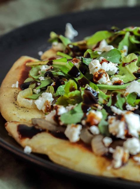 Arugula Feta Flatbread w/ Balsamic Glaze - Aleka's Get-Together Healthy Flatbread Recipes, Feta Flatbread, Arugula Flatbread, Flatbread Appetizers, Healthy Flatbread, Feta Pizza, Naan Bread Pizza, Balsamic Glaze Recipes, Arugula Pizza