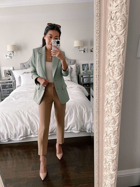 how to style a boyfriend blazer for the office // sage blazer Networking Event Outfit, Event Outfit Ideas, Look Working Girl, Look Office, Chic Business Casual, Blazer Outfits For Women, Office Casual Outfit, Look Formal, Business Outfits Women