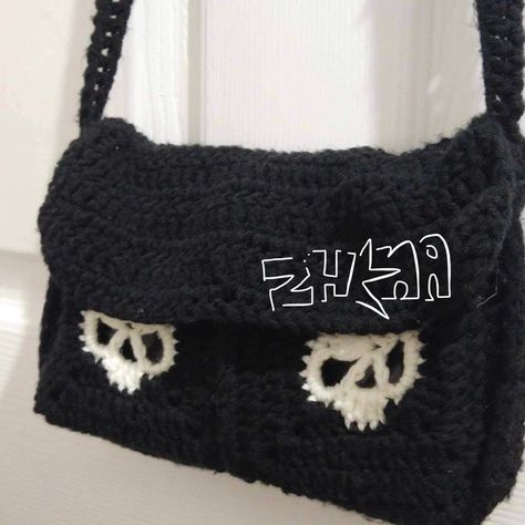 Sewing Plushies, Plushies Crochet, Skull Tote Bag, Paracord Bracelet Patterns, Messanger Bag, Crocheted Stuff, Crochet Skull, Cool Crochet, Things To Crochet