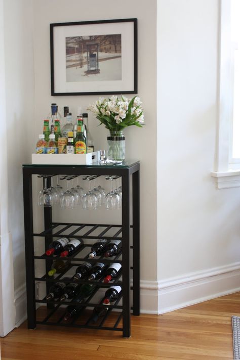 Marti & Jarrod's Graphic Modern Home Modern Wine Rack, Wine Cart, Wine Rack Design, Modern Home Bar, Mini Bars, Bar Cart Decor, Home Bar Decor, House Tour, Mini Bar