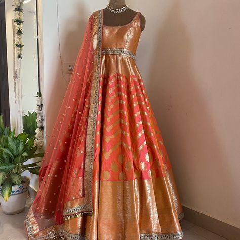 Banarsi Saree Dress Design Ideas, Brocade Gown Indian, Banarsi Gown Design, Banarsi Anarkali Suits, Brocade Anarkali Suits, Banarsi Dress Designs, Banarsi Gown, Banarsi Suit Design Latest, Indian Style Wedding Dress