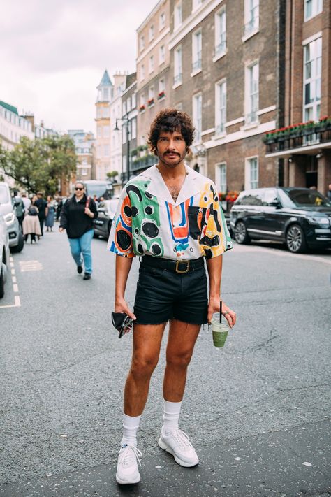 The Best Street Style at London Fashion Week Spring 2022 | Vogue 80s Outfits Men, Gay Outfits, 80s Fashion Men, Party Outfit Men, Festival Outfits Men, Gay Fashion, Look Retro, Outfit Vintage, 80s Outfit