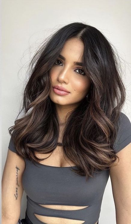 Embracing the New Wave of Medium Length Haircuts for 2024: Trends and Inspirations Black Hair Balayage, Brunette Balayage, Hair Dark, Brown Hair Balayage, Brown Balayage, Dark Brown Hair Color, Hair Makeover, Trendy Hair, Hair Inspiration Color