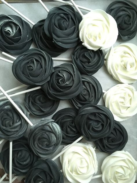 Meringue flower black & white Gothic Dinner Party, Gothic Dinner, Masquerade Cakes, White Desserts, Meringue Recipe, Black Food, New Bus, Flower Black, Wedding Desserts