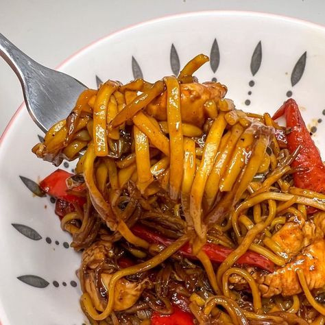 Ella on Instagram: "Honey Chilli Chicken noodles 🤩 510 cals My absolute fav quick meal at the minute! I diced a chicken breast and fried off with peppers and beansprouts. Once cooked, I added 20g sweet chilli sauce, 20g honey and a splash of soy sauce - (for 1 portion). I turned the heat up and cooked until it had turned ‘sticky’. I cooked dried medium egg noodles and then mixed into the chicken/veg 🙌🏼😍" Chilli Chicken Noodles, Honey Chilli Chicken, Chicken Noodles, Chilli Chicken, Sweet Chilli Sauce, Quick Meal, Sweet Chilli, Chilli Sauce, Egg Noodles