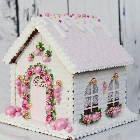 Homemade Gingerbread House, Christmas Pastries, Gingerbread House Parties, Gingerbread House Designs, Gingerbread House Cookies, Gingerbread Party, Gingerbread Christmas Decor, Cookie House, Gingerbread House Decorations