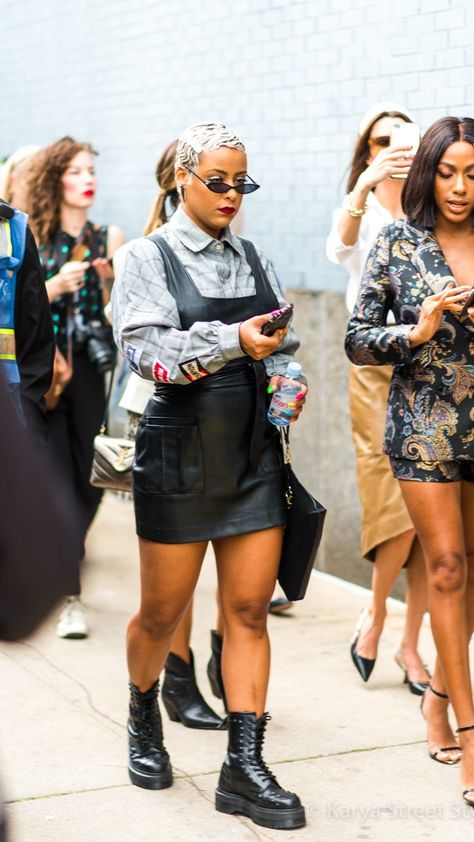 Edgy Style Black Women, Philly Fashion Outfits Street Styles, Nyc Street Style Black Women, Street Glam Fashion, Statement Outfit Street Style, Summer Street Style Black Women, Boat Party Outfit Black Women, Urban Street Wear Women, Combat Boots Jeans Outfit