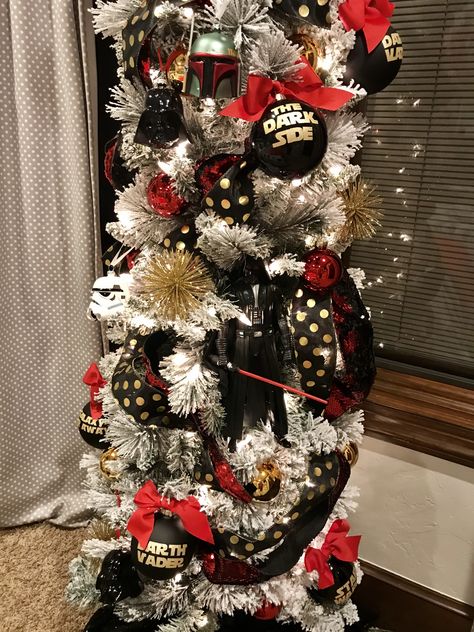 Darth Vader Christmas Tree, Star Wars Christmas Tree, Darth Vader Christmas, Creepy Christmas, Star Wars Christmas, Holiday Games, Maybe One Day, Ornament Wreath, Wonderful Time