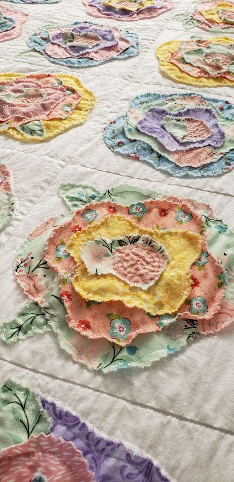 Flower Rag Quilt, Boho Embellishments, Pastel Quilts, Quilts Easy, French Roses, Female Gifts, Shabby Chic Quilts, Rag Quilt Patterns, Crazy Quilts Patterns