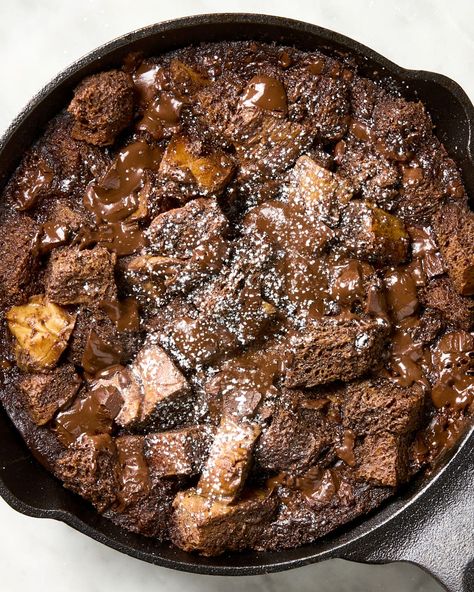 overhead shot of chocolate bread pudding in a cast iron skillet, topped with powdered sugar. Entertaining Desserts, Chocolate Bread Pudding, Decadent Chocolate Desserts, Chocolate Custard, Bread Pudding Recipe, Chocolate Bread, French Desserts, Pudding Cake, Yummy Eats