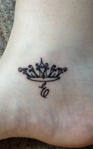 Regal E Letter Tattoo Princess Crown Tattoos, Tato Nama, Tiara Tattoo, Small Crown Tattoo, Crown Tattoo Design, Princess Tattoo, Crown Tattoo, Tattoos For Daughters, Foot Tattoo