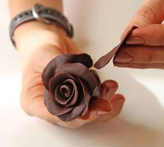 How to make Chocolate Roses Reminds me of making roses for my Mom cakes for her decorating business. Chocolate Roses, Chocolate Art, Modeling Chocolate, Fondant Flowers, Chocolate Decorations, Cake Frosting, Cake Tutorial, Cake Decorating Tips, Sugar Flowers