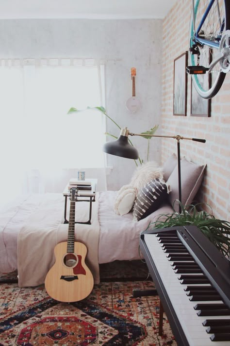 omg so the brick and the cement walls are just wallpaper Studio Music Design, Studio Room Design, Music Bedroom, Home Music Rooms, Studio Music, Home Studio Setup, Music Studio Room, Music Room Decor, Bedroom Studio