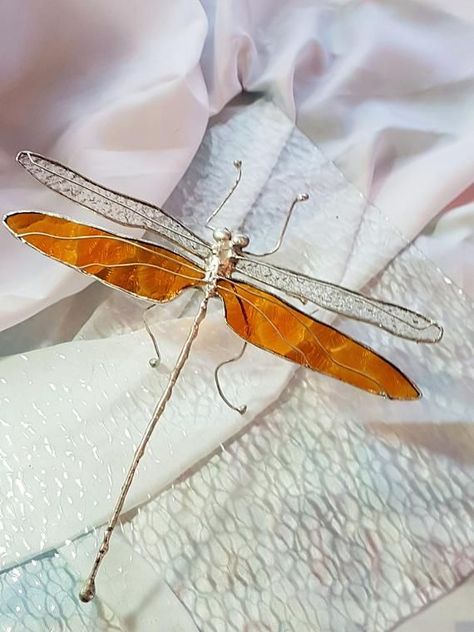 Stained Glass Dragonfly, Dragonfly Stained Glass, L'art Du Vitrail, Glass Dragonfly, Stained Glass Birds, Stained Glass Butterfly, Stained Glass Jewelry, Stained Glass Flowers, Stained Glass Diy