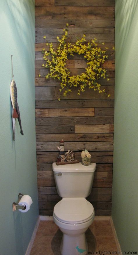 Washroom Inspiration, Behind Toilet, Toilet Remodel, Rustic Bathroom Remodel, Makeover Kamar Mandi, Diy Pallet Wall, Hotel Ideas, Pallet Walls, Diy Bathroom Makeover