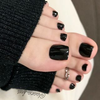 Black Toe Nails, Purple Toes, Toe Polish, Toe Nail Color, Wow Nails, Hello Nails, Cute Toe Nails, Black Nail Polish, Toenail Polish