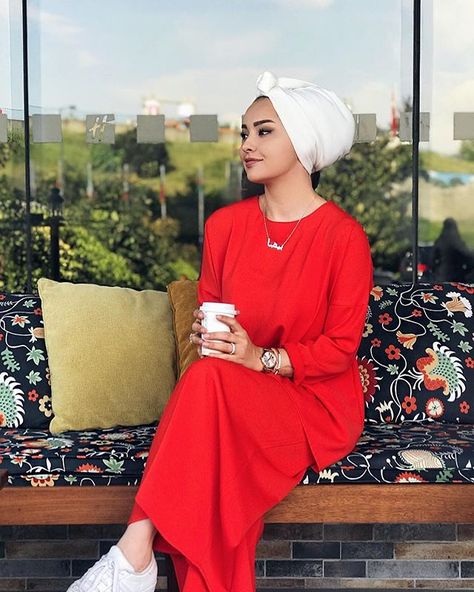 Image may contain: 1 person, hat Hijabi Turban, Modern Hijab Fashion, Publication Instagram, Casual Hijab, Style Hijab, Hijab Styles, Muslim Outfits, Turban Style, Arab Fashion