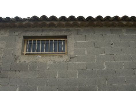 If you are finishing a basement, or if you live in a house that is built entirely of concrete blocks, you may be faced with the unsightly presence of an interior wall made of... Cinder Block House, Concrete Block Walls, Cinder Block Walls, Cracked Wall, Basement Inspiration, Cement Walls, Basement Windows, Concrete Fireplace, Concrete Block