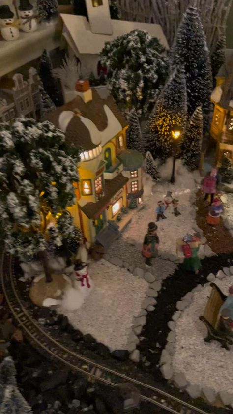 Diy Christmas Village Platform, Lemax Christmas Village Display, Miniature Christmas Village, Christmas Village Scene, Diy Christmas Village Displays, Village Miniature, Christmas Village Decorations, Scene Ideas, Christmas Tree Village