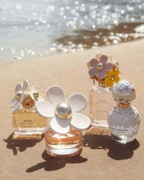 https://benable.com/anitasmile/fragrance-6640/details?detail_id=2703964 Marc Jacobs Daisy Perfume, Marc Jacobs Perfume, Daisy Perfume, Spring Fragrances, Perfume Photography, Daisy Love, Perfume Body Spray, Perfume Collection Fragrance, Body Smells