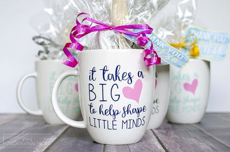 "It Takes a Big Heart to Help Shape Little Minds" - preschool teacher mug gift! What a meaningful and adorable diy teacher gift idea for preschool or Kindergarten teachers. Free Silhouette cut file, too! | preschool teacher gift | mug cake gift | vinyl mug | teacher gift Diy Teacher Christmas Gifts, Teacher Gift Baskets, Teacher Appreciation Gifts Diy, Preschool Teacher Gifts, Diy Preschool, Inexpensive Gifts, Kindergarten Gifts, Cake Gift, Teachers Diy